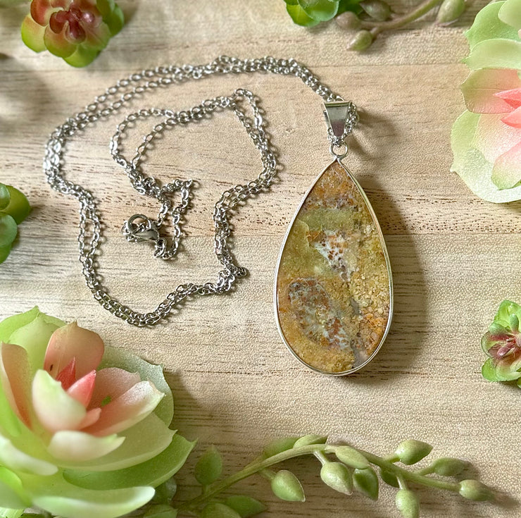 Calico Lace Agate Necklace